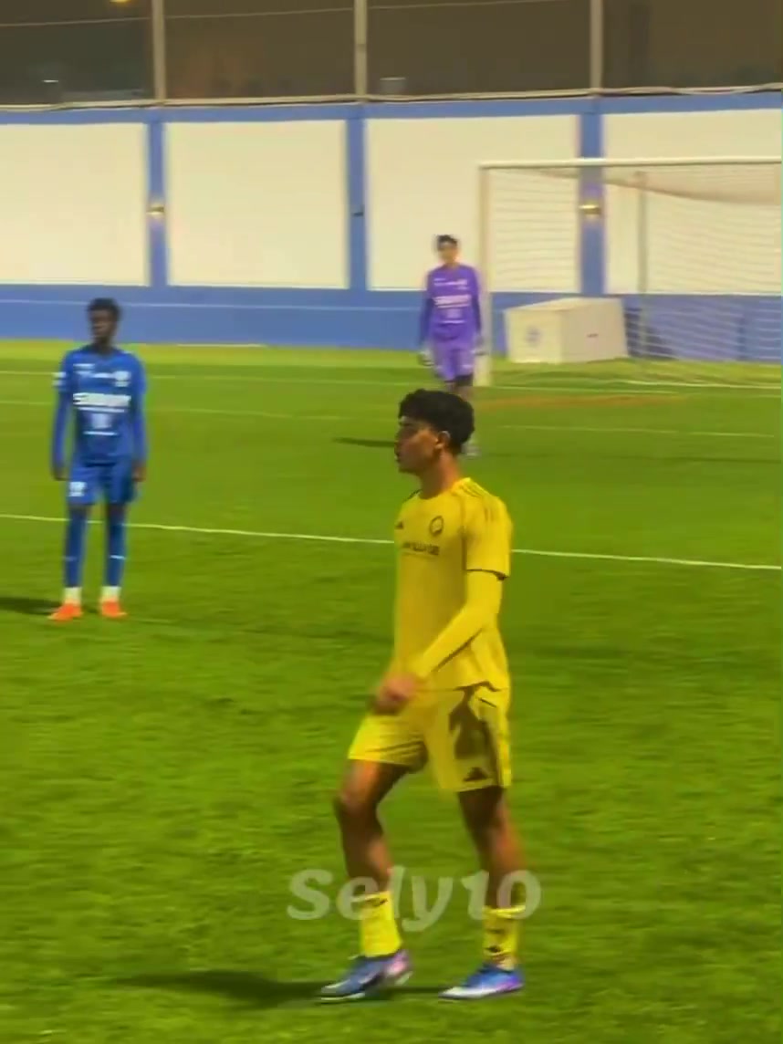 开云官网-迷你罗被换下场时情绪不满地推开对手，被主裁判黄牌警告